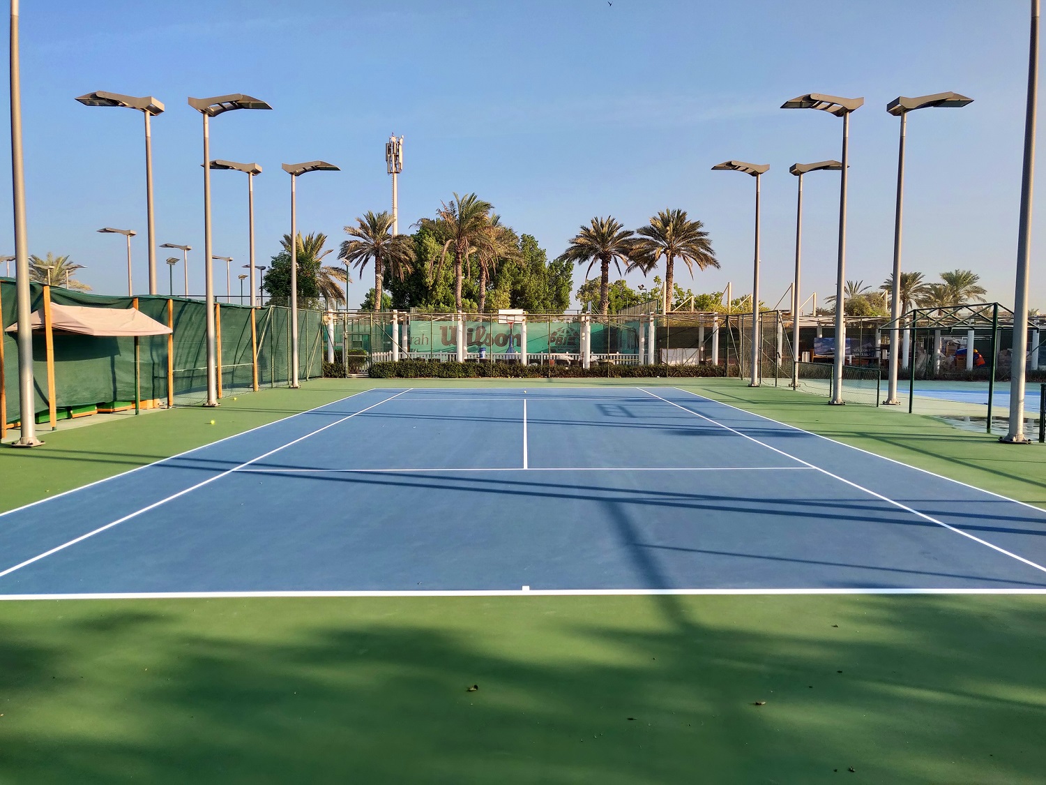 Теннисный бульвар. Джумейра-Бич-отель теннисный корт. Теннисный корт Джумейра. Шарм-Эль-Шейх теннисные корты. Батуми теннисный корт.